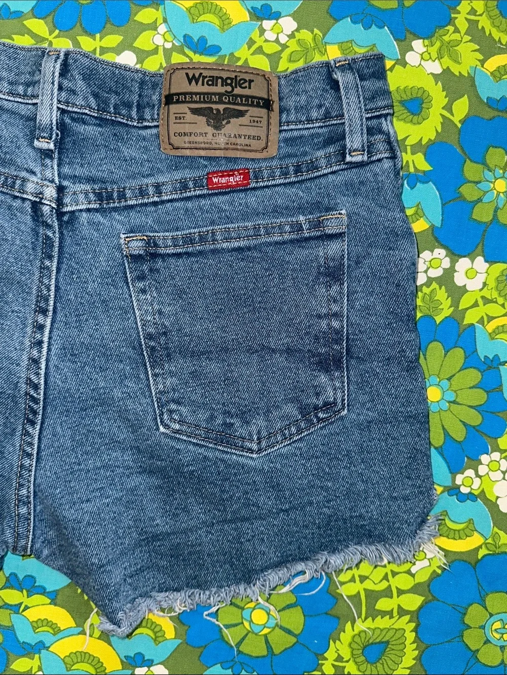 VTG Y2K Wrangler DIY short frayed Denim Cutoff Shorts size 29 waist